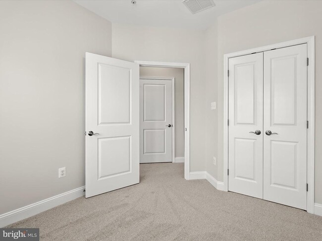 Building Photo - 5803 Lois Ln