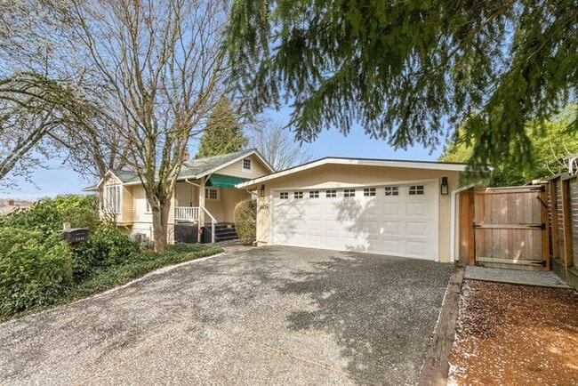 Building Photo - Sunny Air Conditioned Mercer Island Charmer!