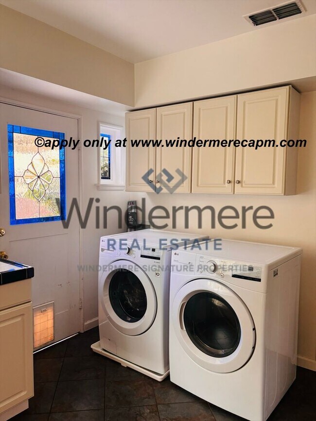 Building Photo - Charming Upper Land Park Home with Vintage Character and Natural Light — 2 Bed, 1 Bath