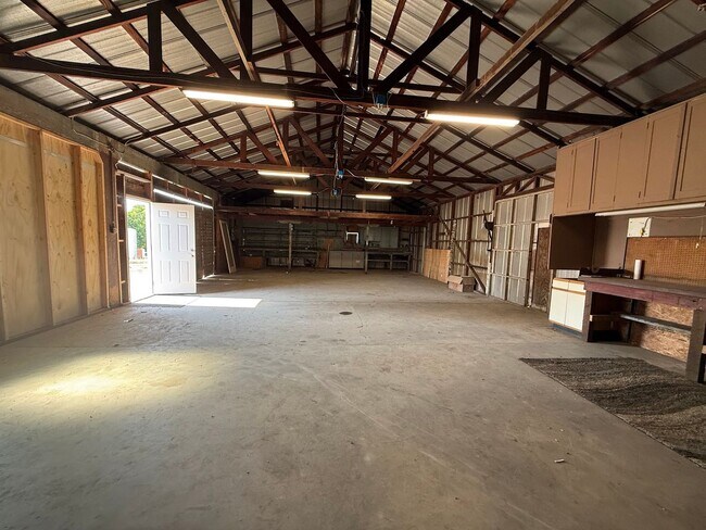 Building Photo - Updated Country Home with Shop!!