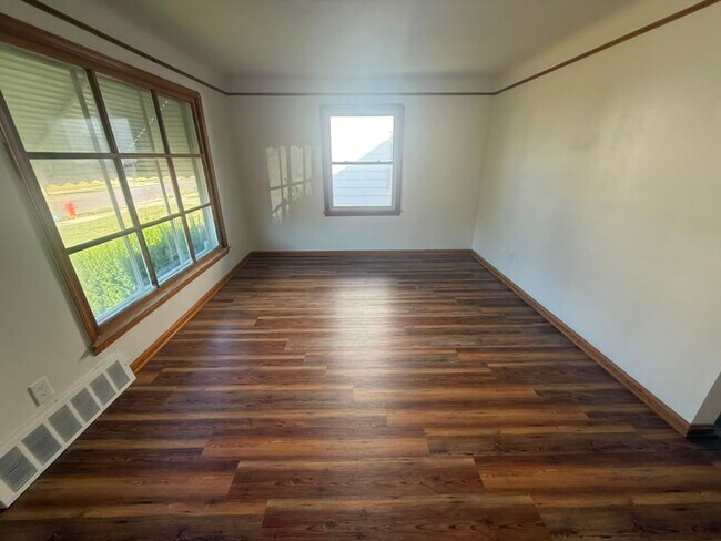 Building Photo - 3-BED, 1 BATH BEAUTIFUL SINGLE- FAMILY HOME IN MAPLE HEIGHTS!