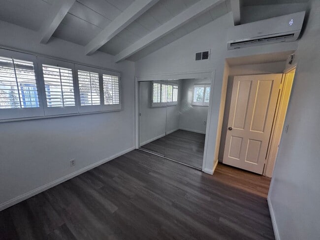 Building Photo - Single Story Cottage on Lido Isle!