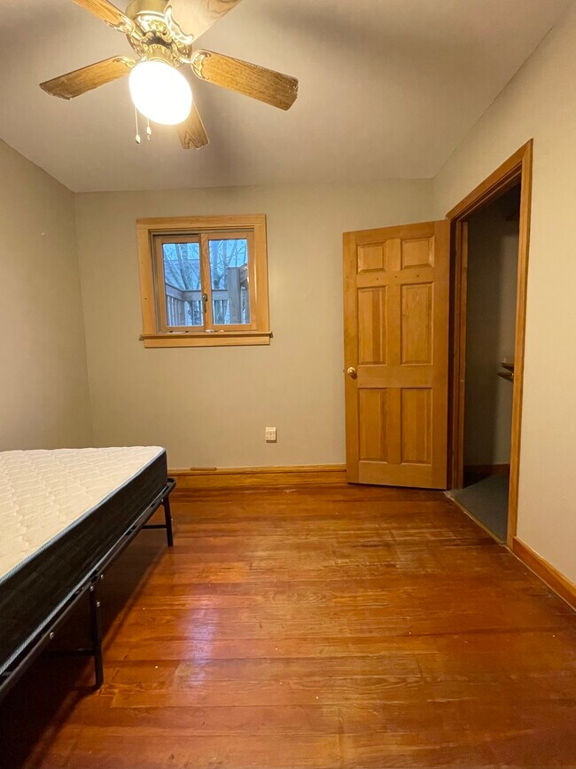bedroom #1 w/closet - 540 Thames St
