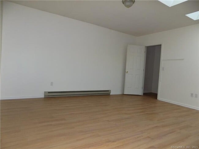 Building Photo - 112 Willow Springs