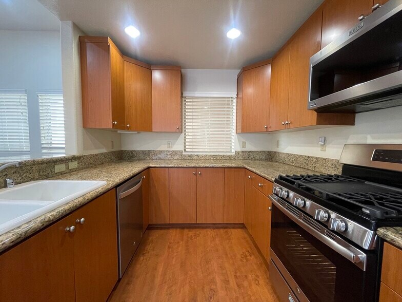 Building Photo - 15024 Magnolia Blvd