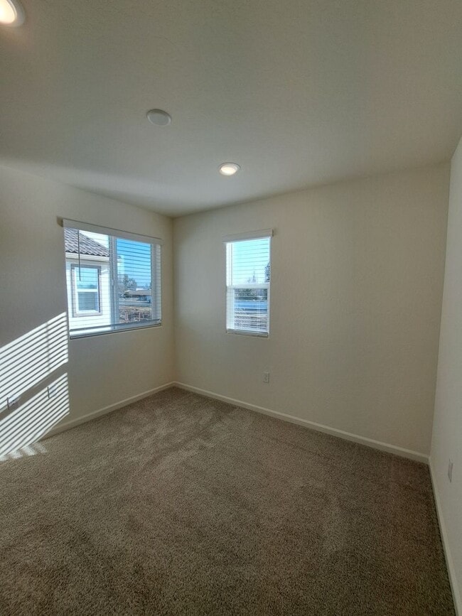 Building Photo - Beautiful 3-Bedroom Home in Gated Clovis Community!