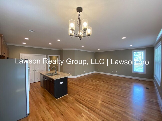 Building Photo - Craftsman Style One Level Living in Southw...