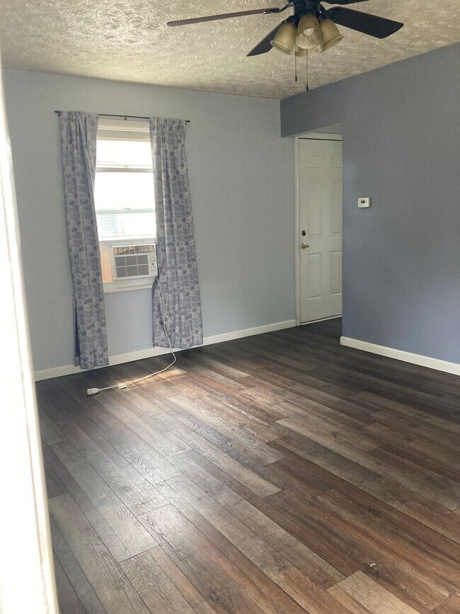 Building Photo - 2 bedroom with fenced in yard