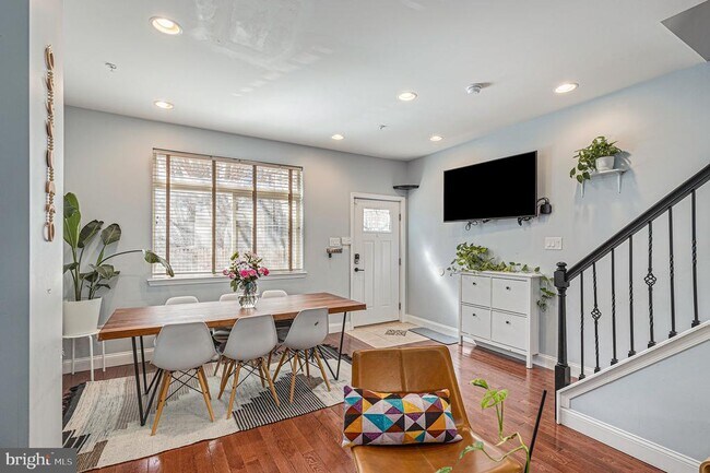 Building Photo - 1935 W George St