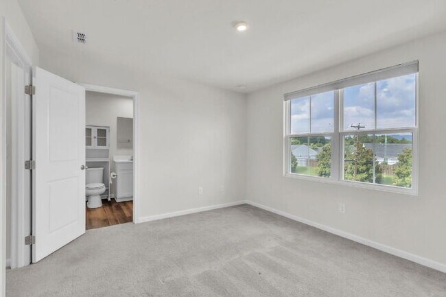 Building Photo - Modern 3BR Townhome with Bonus Room Near F...
