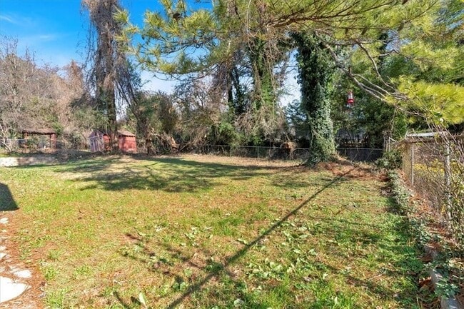 Building Photo - 2142 Cloverdale Dr SE