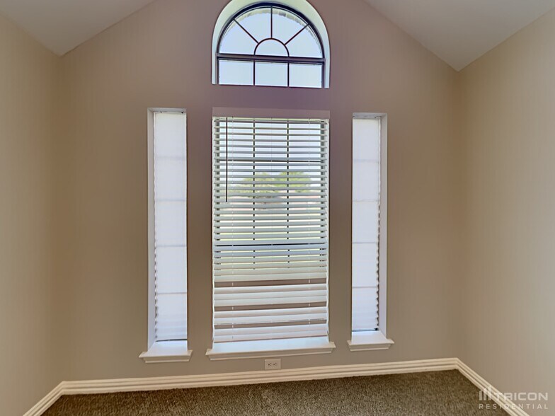 Building Photo - 310 Southlake Dr