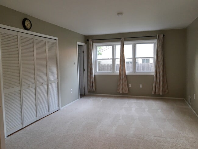 Building Photo - 9 Pheasant Run Ct