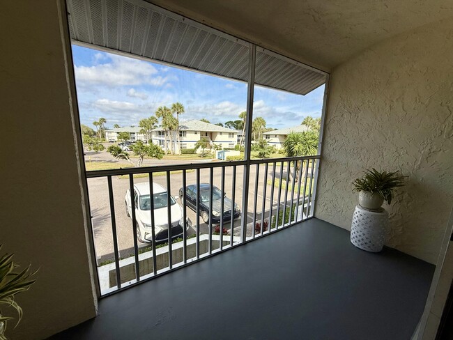 Building Photo - 1520 SE Royal Green Cir