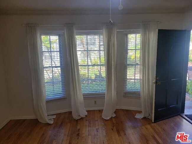 Building Photo - 8551 Holloway Dr