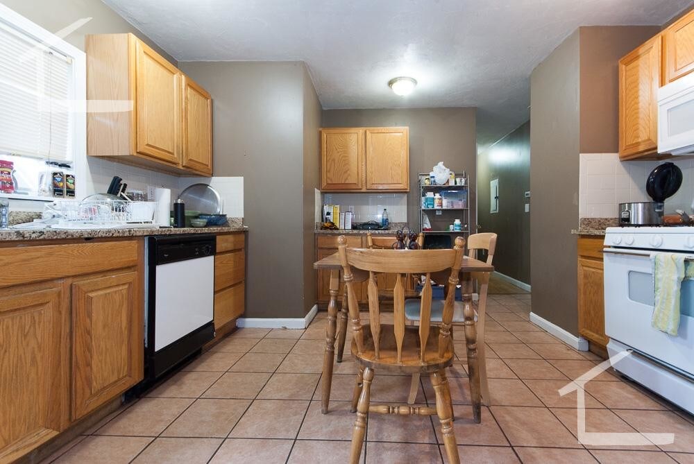 Building Photo - 86 Linden St