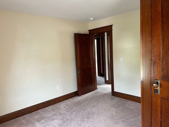 Building Photo - 3 Bedroom, 1.5 bathroom Home with 2-Car Garage!!