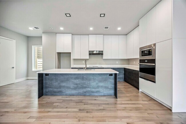 Building Photo - 1111 W 21st St