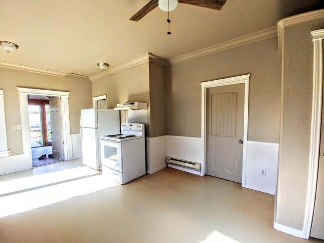 Building Photo - 2 Bed, 1 Bath Home with Covered Patios