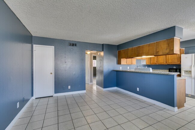Building Photo - Charming 2-Bedroom Unit in a Well-Maintained 4-Plex!