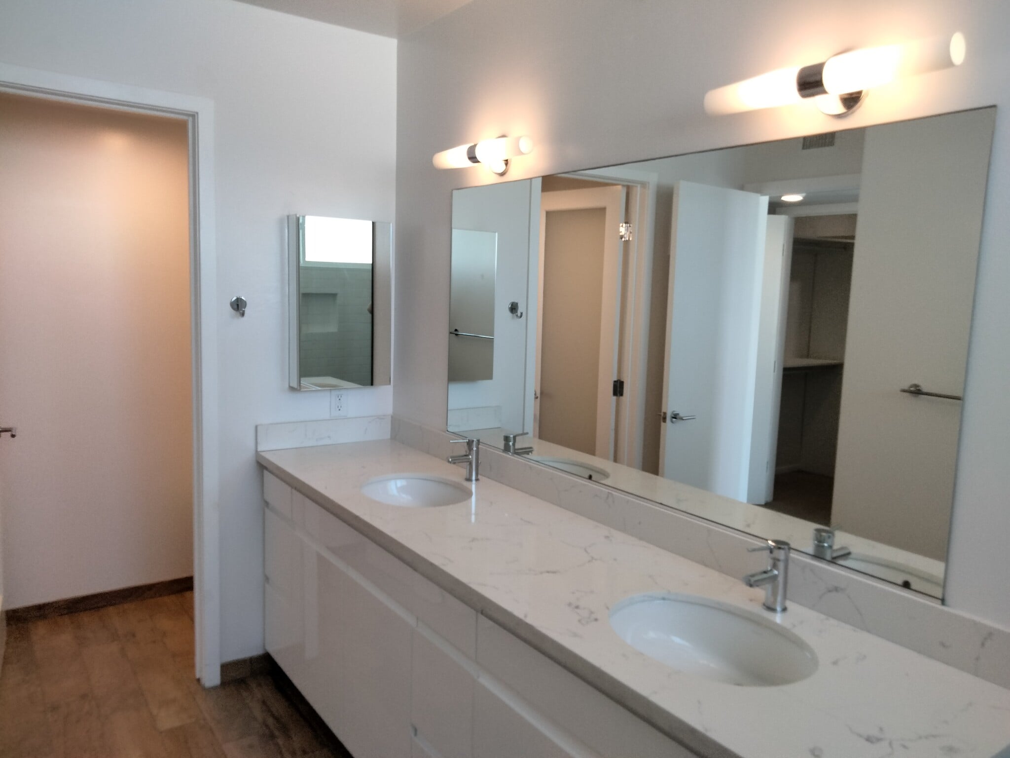 Building Photo - 5040 Santa Monica Ave