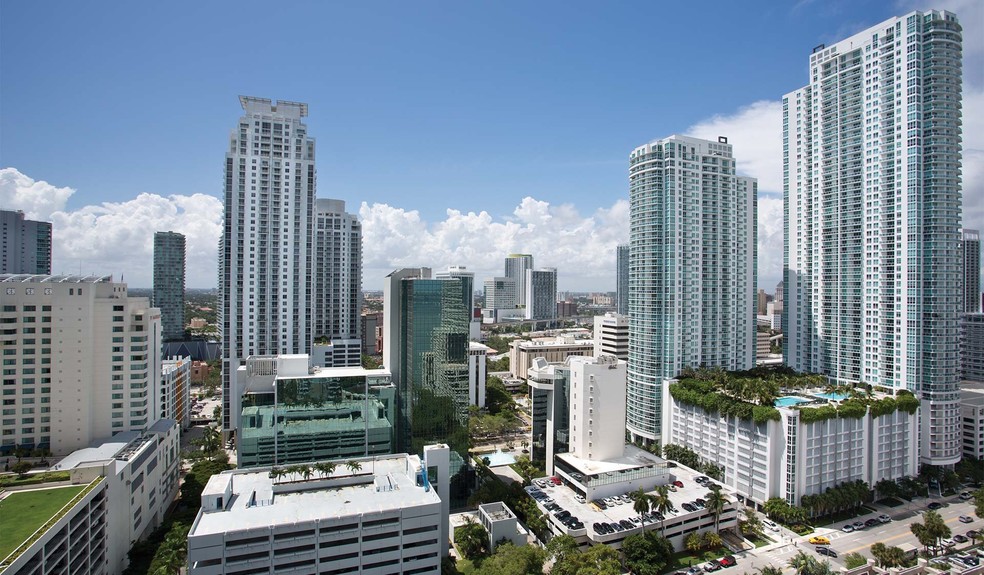 Nearby Miami financial district - Yacht Club Apartments