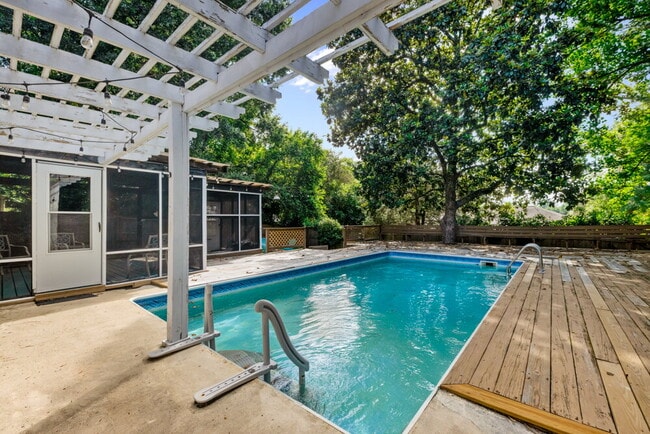Building Photo - Killearn POOL Home