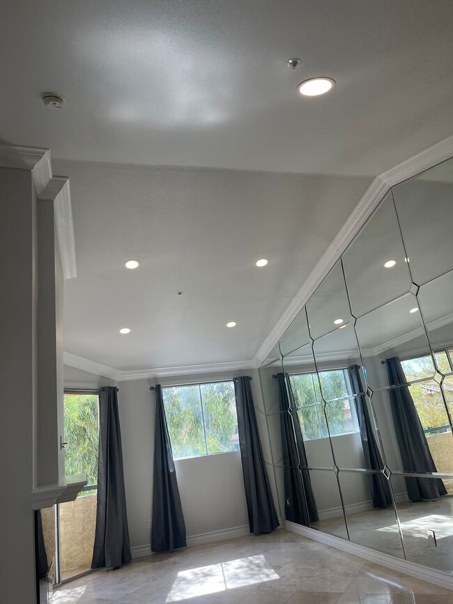 Building Photo - Amazing upgraded penthouse level unfurnish...