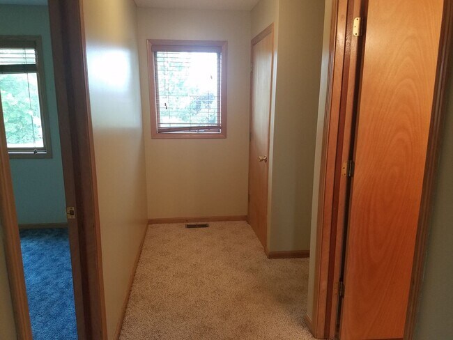 Building Photo - Spacious 4 Bedroom 2 Bath