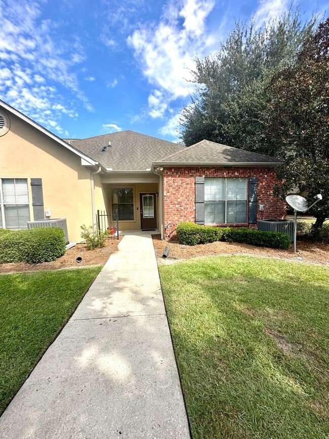 Building Photo - Summerwood Villas 3BR 2BA