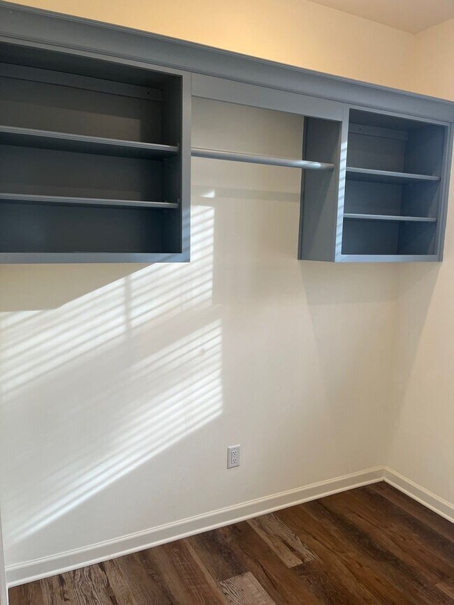 Building Photo - Gorgeous Flat in Overton Square