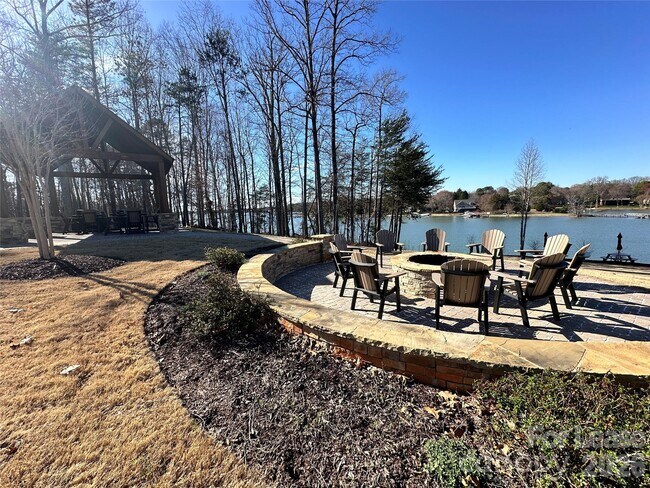 Building Photo - 163 Beacon Dr