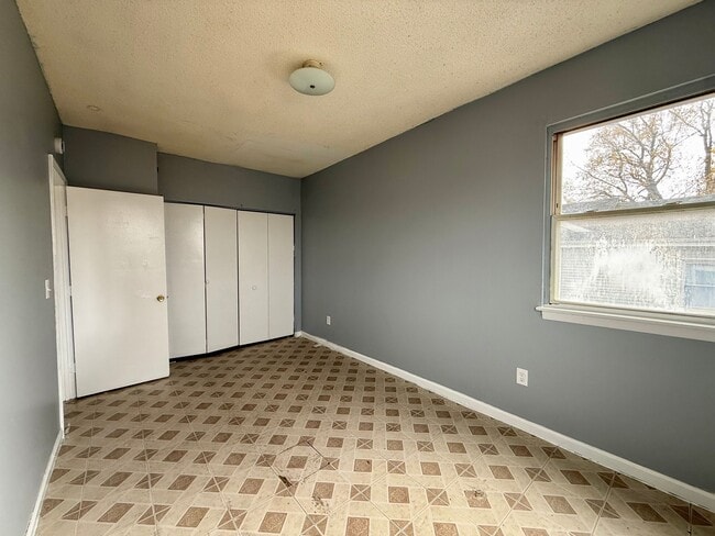 Building Photo - 132 Locust St