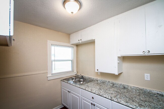 Building Photo - 934 Poinsettia St