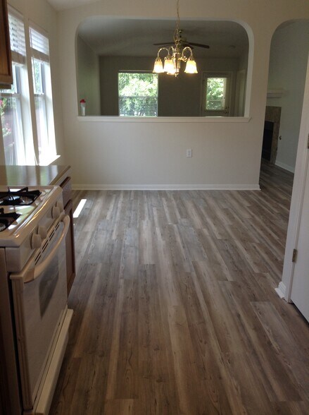 dining room from kitchen view - 5605 Bentsen Ln