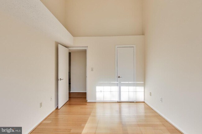 Building Photo - 1639 Carriage House Terrace