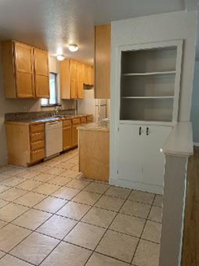 Building Photo - STUDENTS WELCOME! 5-Bedroom / 2-Bath Home ...