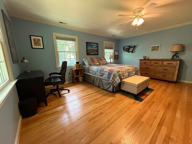 Building Photo - Move in ready for August!