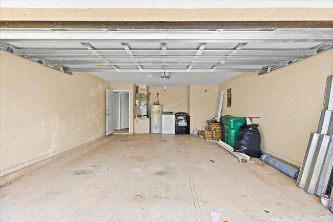 Building Photo - 2385 SW Neal Rd