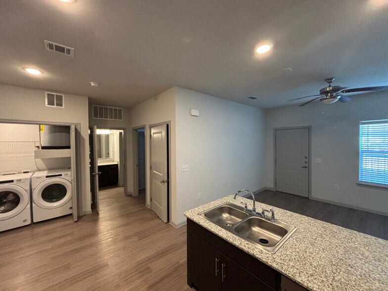 Primary Photo - 950 FM2001