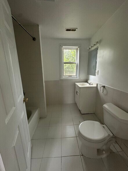 Building Photo - 48 Lunenburg St