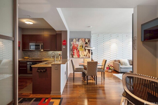 Building Photo - 425 1st St