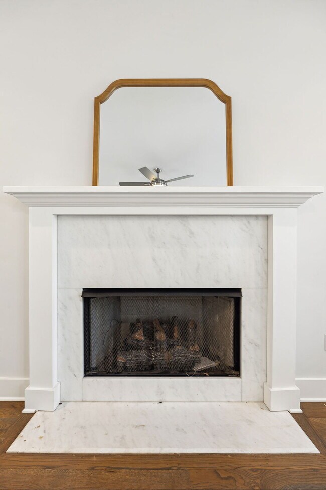 Building Photo - Grandeur in Germantown!