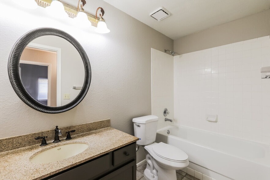 Building Photo - 8915 N Veridian Dr