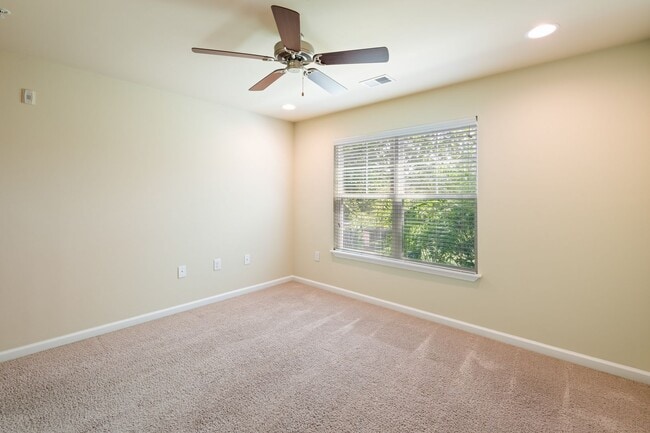 Building Photo - 3 Bedroom Flat Available at the Woodlands - REDUCED DEPOSIT