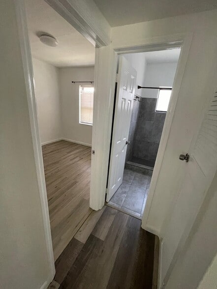 Building Photo - 11301 Peachtree Dr