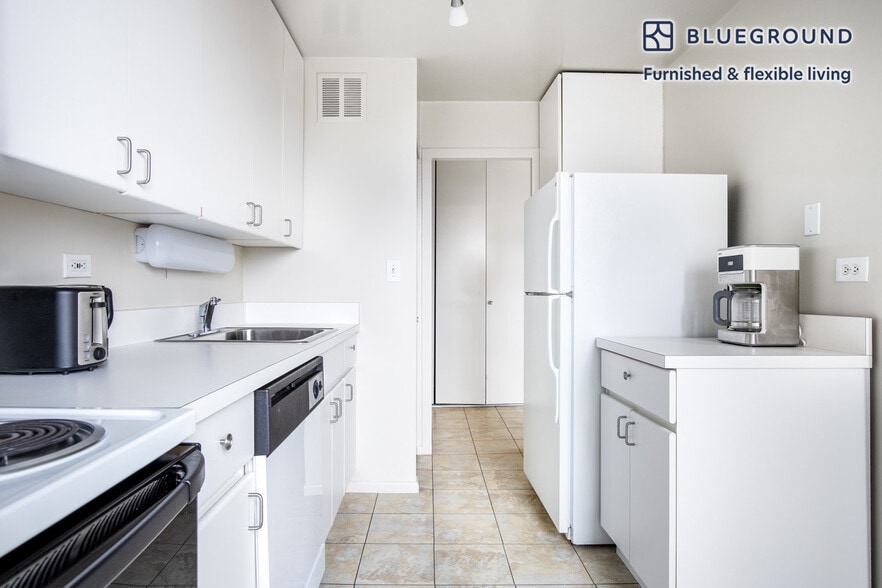 Building Photo - 3450 N Lake Shore Dr