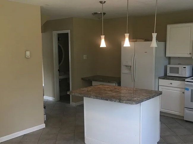 Building Photo - Spacious 4-bedroom, 1.5-bath townhome