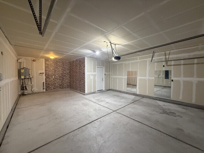 Building Photo - 6624 Yawkey Way NE