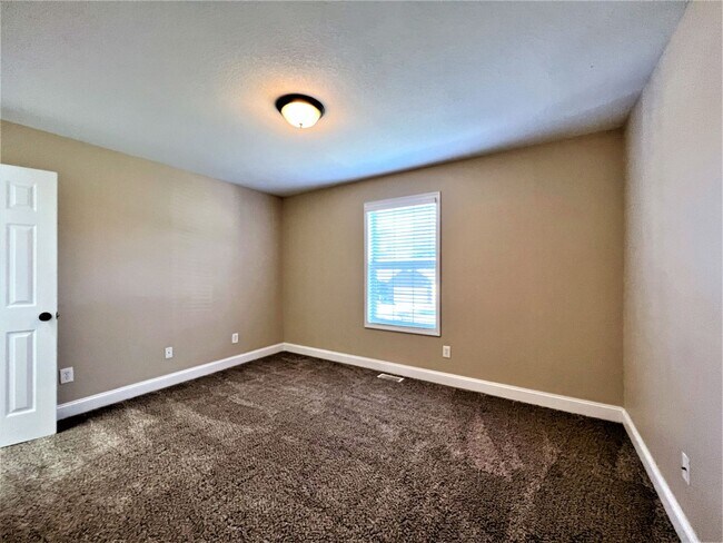 Building Photo - FOUNTAIN CITY: 3 BEDROOM, 2 BATH IN MAPLE ...
